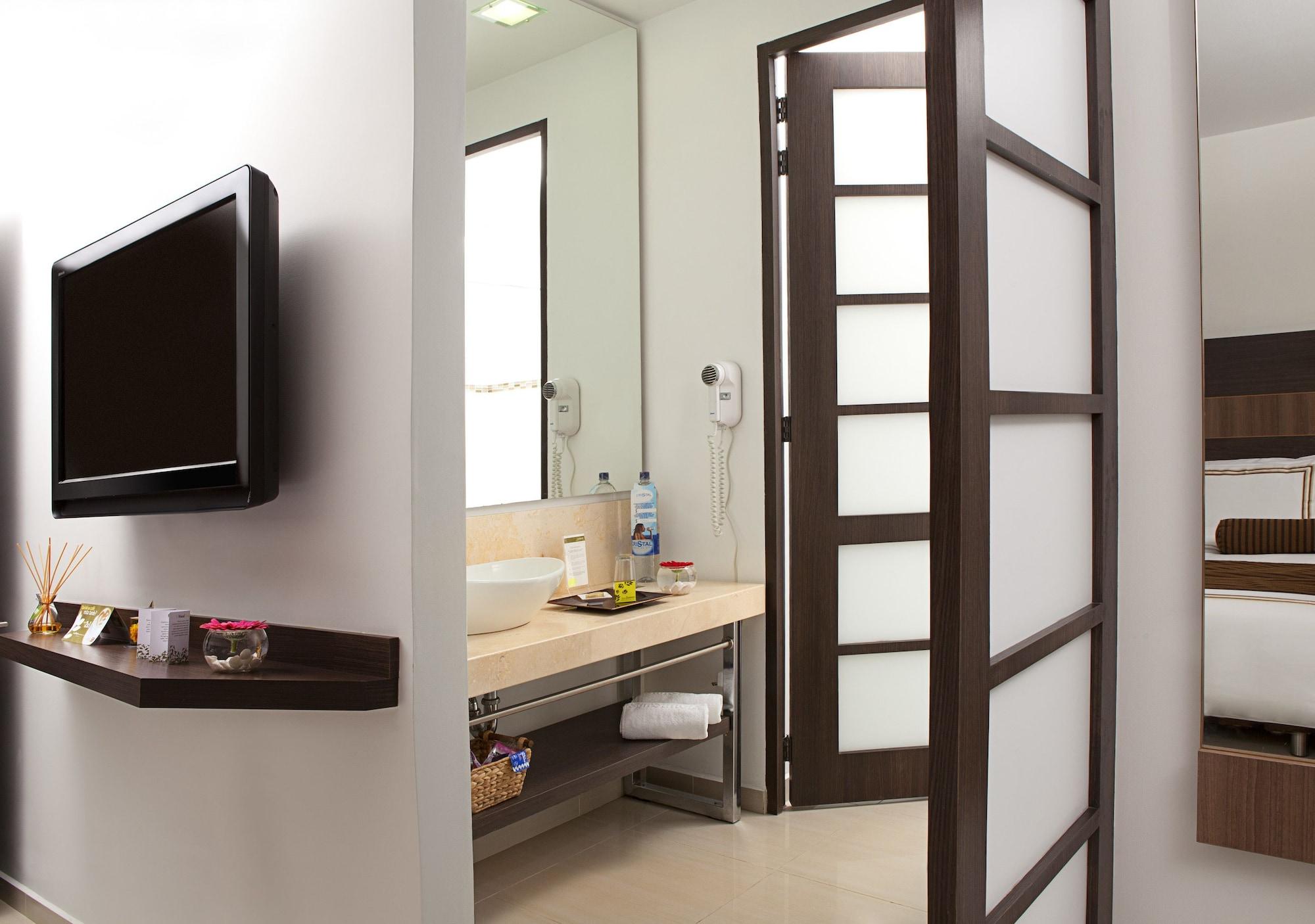 San Simon Hotel Pereira By Soratama 외부 사진 A bathroom with a flat screen television